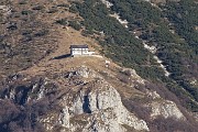 60  Dallo Zucco Sileggio zoom sul Rif. Bietti (1715 m) sul versante ovest del Grignone